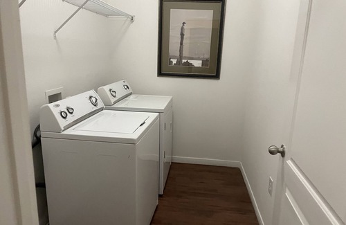 Clodine Apartment | ⭐️Spacious King Bed Apt. ⭐️ Near Hobby ✈️