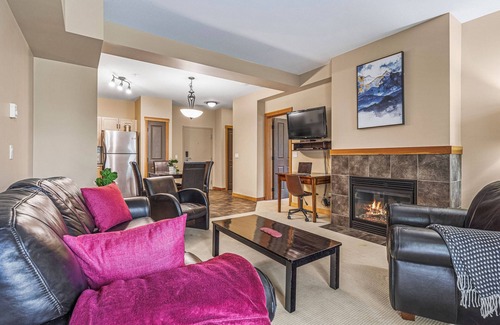 Canmore Apartment | Spacious King Bed with Pool & Hot Tubs