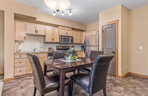 Canmore Apartment | Spacious King Bed with Pool & Hot Tubs