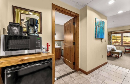 Crested Butte Condo | Spacious King Room, Amazing View and Spa like Bath