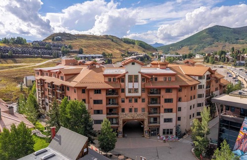 Crested Butte Condo | Spacious King Room, Amazing View and Spa like Bath