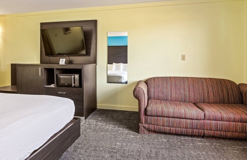 Crawfordville Hotel | Spacious King Suite with Sofa Sleeper – Comfort & Flexibility - Wildwood Inn