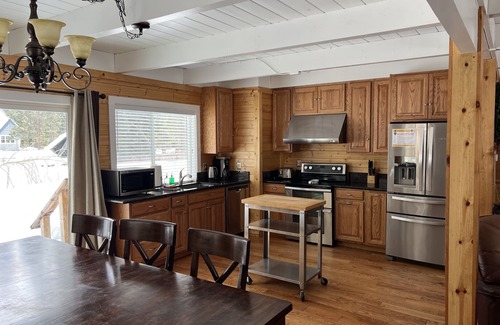 North Upper Truckee House | Spacious knotty pine wood house, 5bedrooms, 2.5 Baths, Sleep 10 people