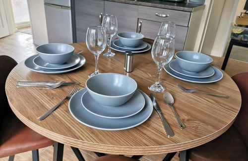 Wolverhampton House | Spacious l 5 Bed l parking l Long stays