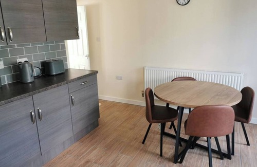 Wolverhampton House | Spacious l 5 Bed l parking l Long stays