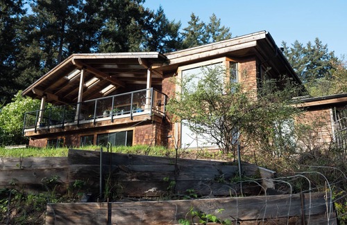 Salt Spring Island Cottage | Spacious lakefront cottage, Salt Spring Island. Great sunsets, central location