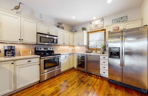 Andersonville House | Spacious lake view townhouse w/free attraction tickets & furnished deck