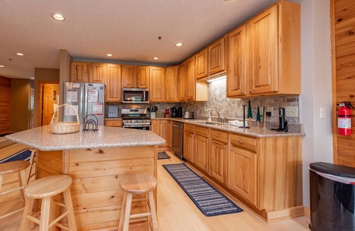 McHenry House | Spacious Lake Villa w/Woodsy Charm