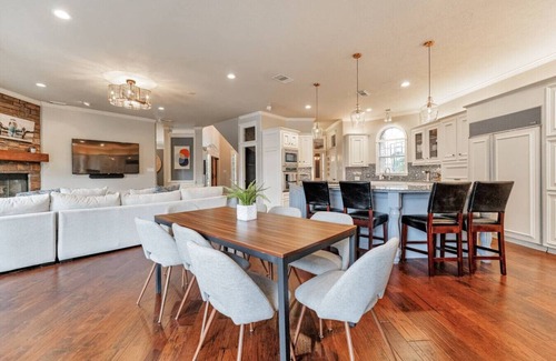 Atascocita House | Spacious Lakefront 7BR Retreat w/Pool, Hot Tub, Dock & Views!