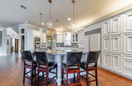 Atascocita House | Spacious Lakefront 7BR Retreat w/Pool, Hot Tub, Dock & Views!