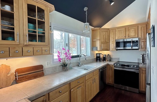 Pigeon House | Spacious Lakefront Family Getaway: Spectacular Views - Mins to Downtown - Games!