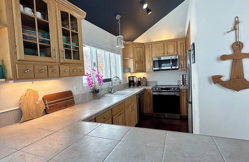 Pigeon House | Spacious Lakefront Family Getaway: Spectacular Views - Mins to Downtown - Games!