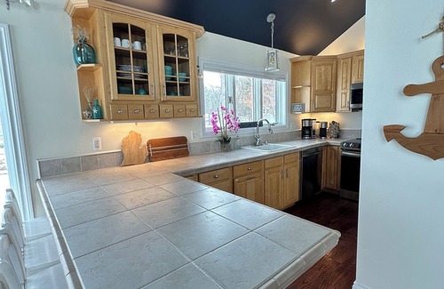 Pigeon House | Spacious Lakefront Family Getaway: Spectacular Views - Mins to Downtown - Games!