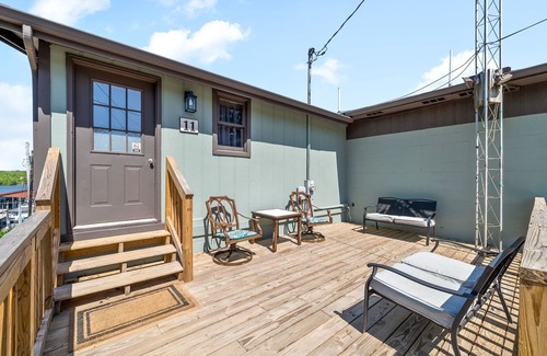 Buchanan Cottage | Spacious Lakefront Getaway for 9, Pet-Friendly 3BR/2BA Cottage + Free Boat Slip!