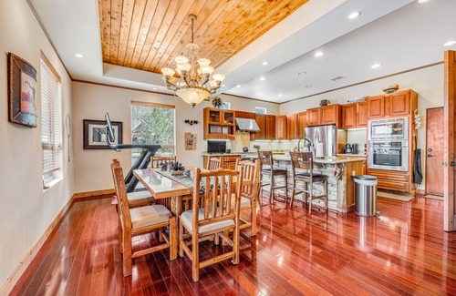 Pinetop-Lakeside House | Spacious lakefront home with deck & W/D