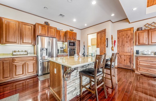Pinetop-Lakeside House | Spacious lakefront home with deck & W/D