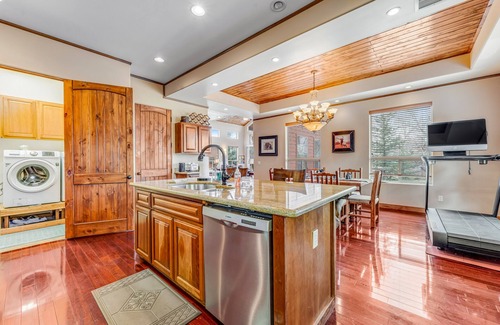 Pinetop-Lakeside House | Spacious lakefront home with deck & W/D
