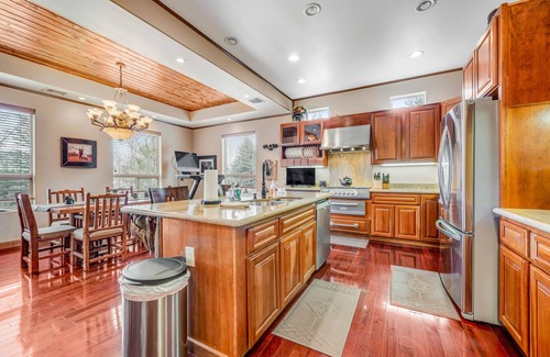 Pinetop-Lakeside House | Spacious lakefront home with deck & W/D