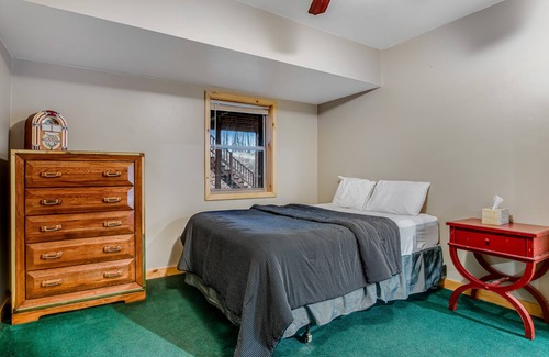 Harshaw Cabin | Spacious Lakefront Home with Dock - Water Views, Free Internet, Washer & Dryer