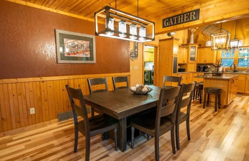 Tomahawk House | Spacious Lakefront Lodge, Kayaks/Canoes Included! Pet Friendly!