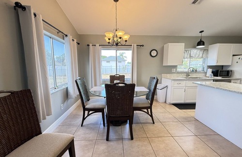 North Fort Myers House | Spacious lakefront pool home in North Fort Myers - Horizon Oasis