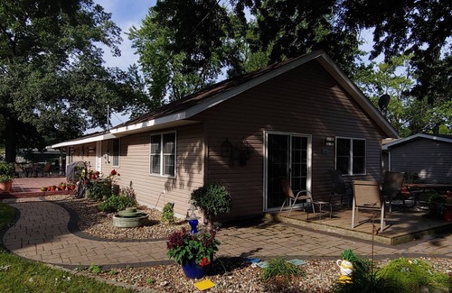 Langworthy House | Spacious Lakefront Retreat. 3 Bedroom, 2 Bath Ranch Home 30 ft from the water.