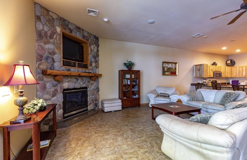 Mauston House | Spacious Lakefront Townhome on Castle Rock Lake!