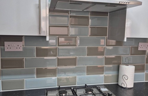 Northampton House | Spacious Large 4BR Home Train Station University