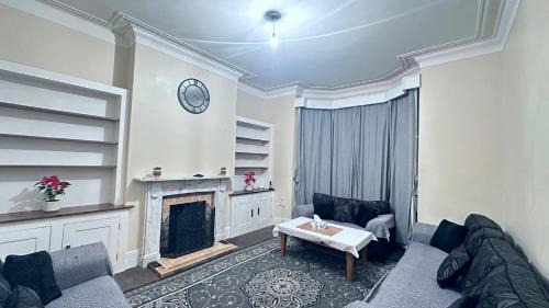 Leeds House | SPACIOUS LEEDS HOME SLEEPS 8 FREE OFF STREET PARKING close to headingly stadium, University of Leeds Leeds arena