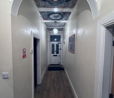 Leeds House | SPACIOUS LEEDS HOME SLEEPS 8 FREE OFF STREET PARKING close to headingly stadium, University of Leeds Leeds arena