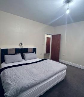 Leeds House | SPACIOUS LEEDS HOME SLEEPS 8 FREE OFF STREET PARKING close to headingly stadium, University of Leeds Leeds arena
