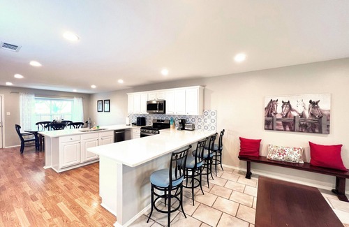 Lewisville House | Spacious Living, BBQ, Minutes to DFW Airport, Sleep 16