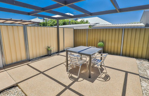 Mildura Central Business District Apartment | Spacious living, family & pet friendly, open courtyard, central loc. Free Wi Fi