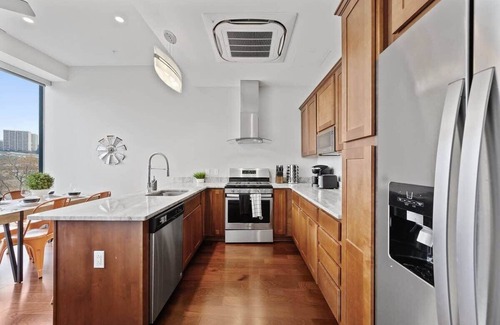 Downtown Pittsburgh House | Spacious Loft Downtown | Free Parking | Gym | View