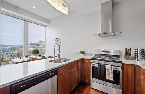 Downtown Pittsburgh House | Spacious Loft Downtown | Free Parking | Gym | View