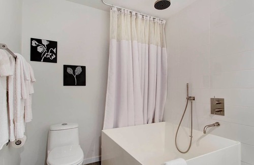 International District Apartment | Spacious Loft in Heart of Montreal, Prime Location!
