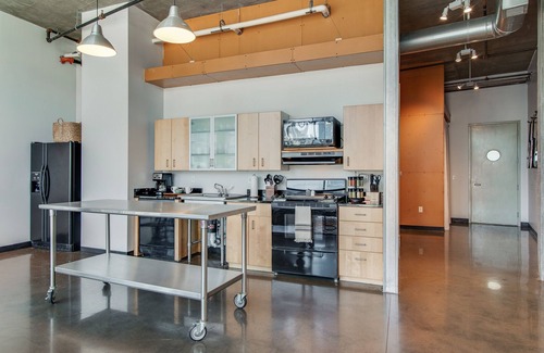 The Gulch Apartment | Spacious Loft Near Broadway!