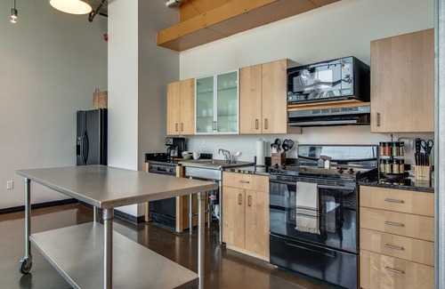 The Gulch Apartment | Spacious Loft Near Broadway!