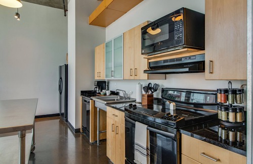 The Gulch Apartment | Spacious Loft Near Broadway!