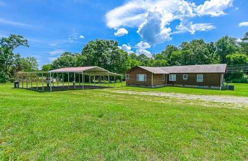Groveoak Cabin | Spacious Log Cabin at Lake Guntersville