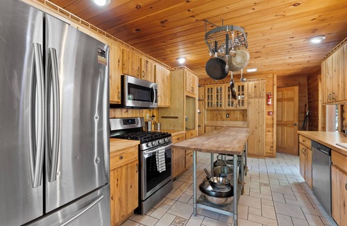 Warrensburg Cabin | Spacious log cabin in Warrensburg w/Hot Tub: 15 Mi to Lake George