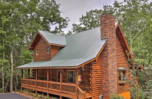 Dahlonega Cabin | Spacious Log Cabin w/ Deck, Fire Pit & Forest View