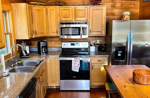 Mars Hill Cabin | Spacious Log Cabin W/Creek 2 Min From Ski Resort