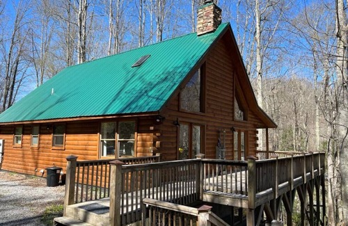 Mars Hill Cabin | Spacious Log Cabin W/Creek 2 Min From Ski Resort