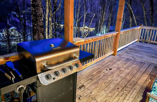 Mars Hill Cabin | Spacious Log Cabin W/Creek 2 Min From Ski Resort