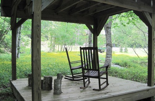 Mars Hill Cabin | Spacious Log Cabin W/Creek 2 Min From Ski Resort