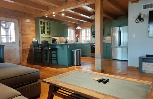Warwick House | Spacious Log Home in Warwick "The Gretzky House"
