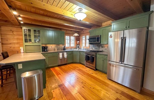 Warwick House | Spacious Log Home in Warwick "The Gretzky House"
