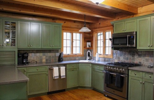 Warwick House | Spacious Log Home in Warwick "The Gretzky House"