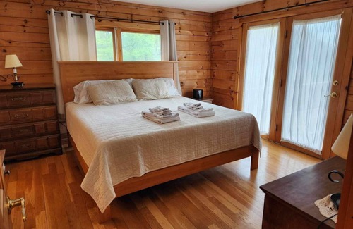 Delhi House | Spacious log home on a hill top with an amazing view
